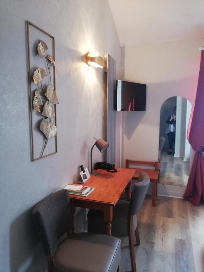 Logis Hotel Restaurant L'Oree Des Bois La Breille-les-Pins Екстериор снимка