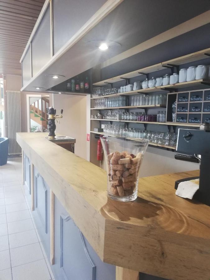 Logis Hotel Restaurant L'Oree Des Bois La Breille-les-Pins Екстериор снимка