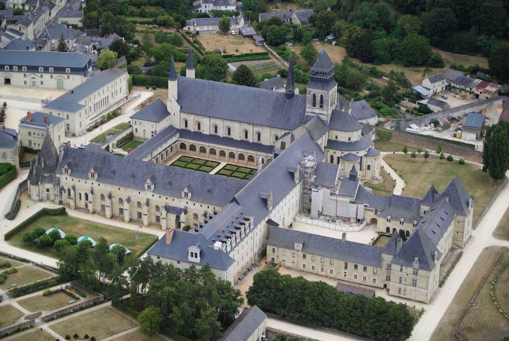 Logis Hotel Restaurant L'Oree Des Bois La Breille-les-Pins Екстериор снимка