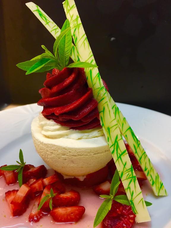 Logis Hotel Restaurant L'Oree Des Bois La Breille-les-Pins Екстериор снимка