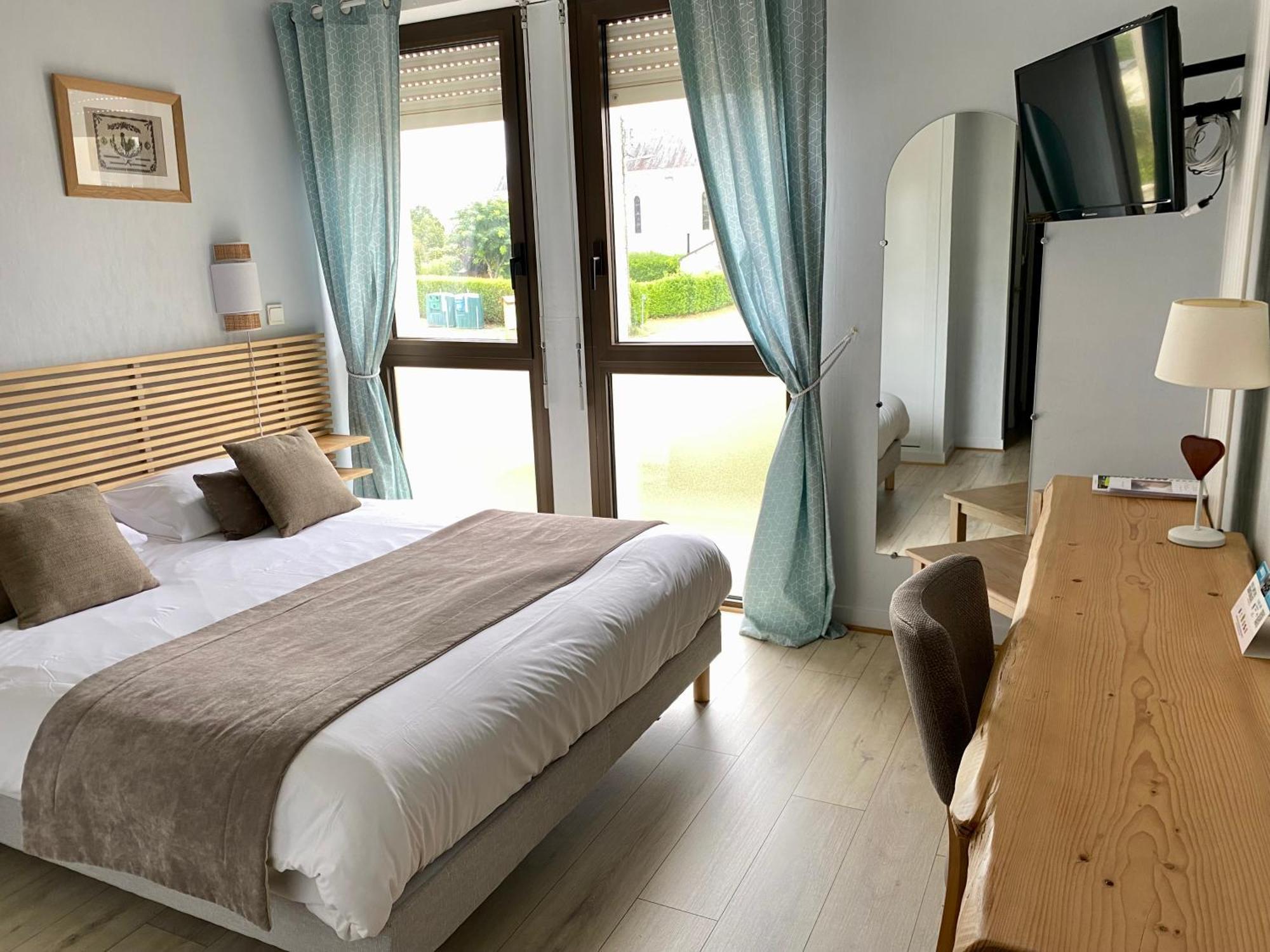 Logis Hotel Restaurant L'Oree Des Bois La Breille-les-Pins Екстериор снимка