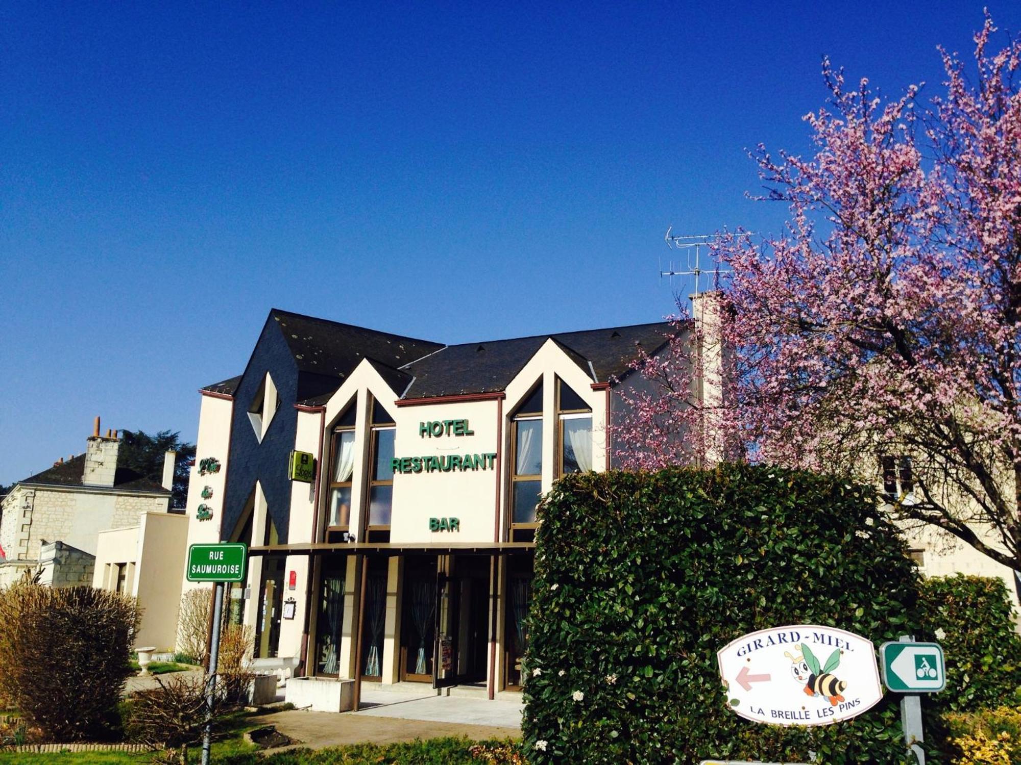 Logis Hotel Restaurant L'Oree Des Bois La Breille-les-Pins Екстериор снимка