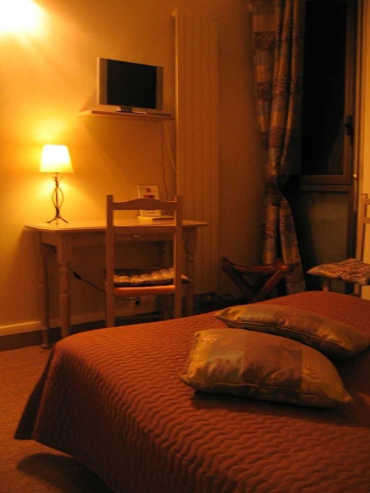 Logis Hotel Restaurant L'Oree Des Bois La Breille-les-Pins Екстериор снимка