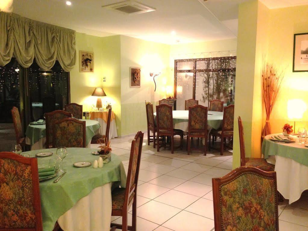 Logis Hotel Restaurant L'Oree Des Bois La Breille-les-Pins Екстериор снимка