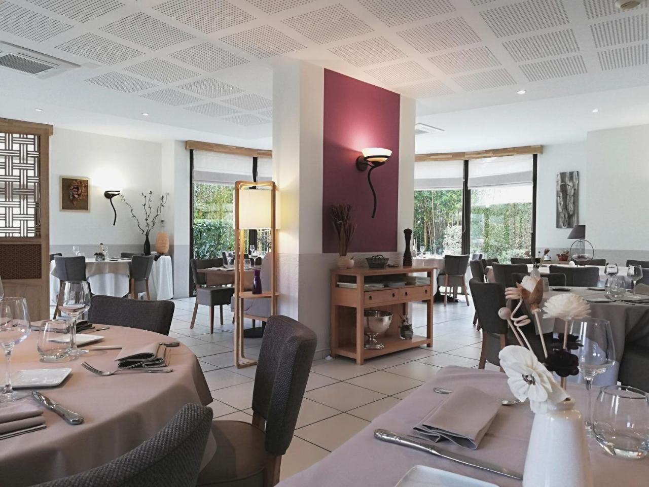 Logis Hotel Restaurant L'Oree Des Bois La Breille-les-Pins Екстериор снимка