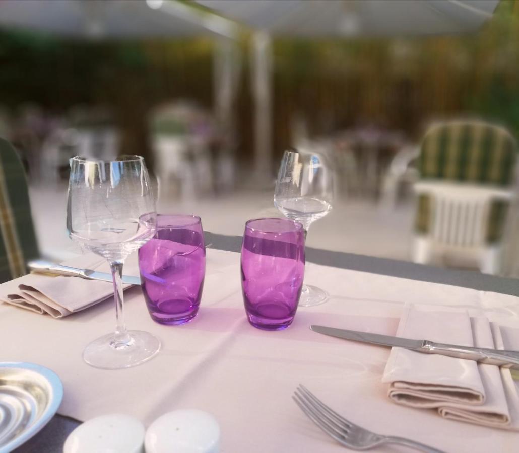 Logis Hotel Restaurant L'Oree Des Bois La Breille-les-Pins Екстериор снимка