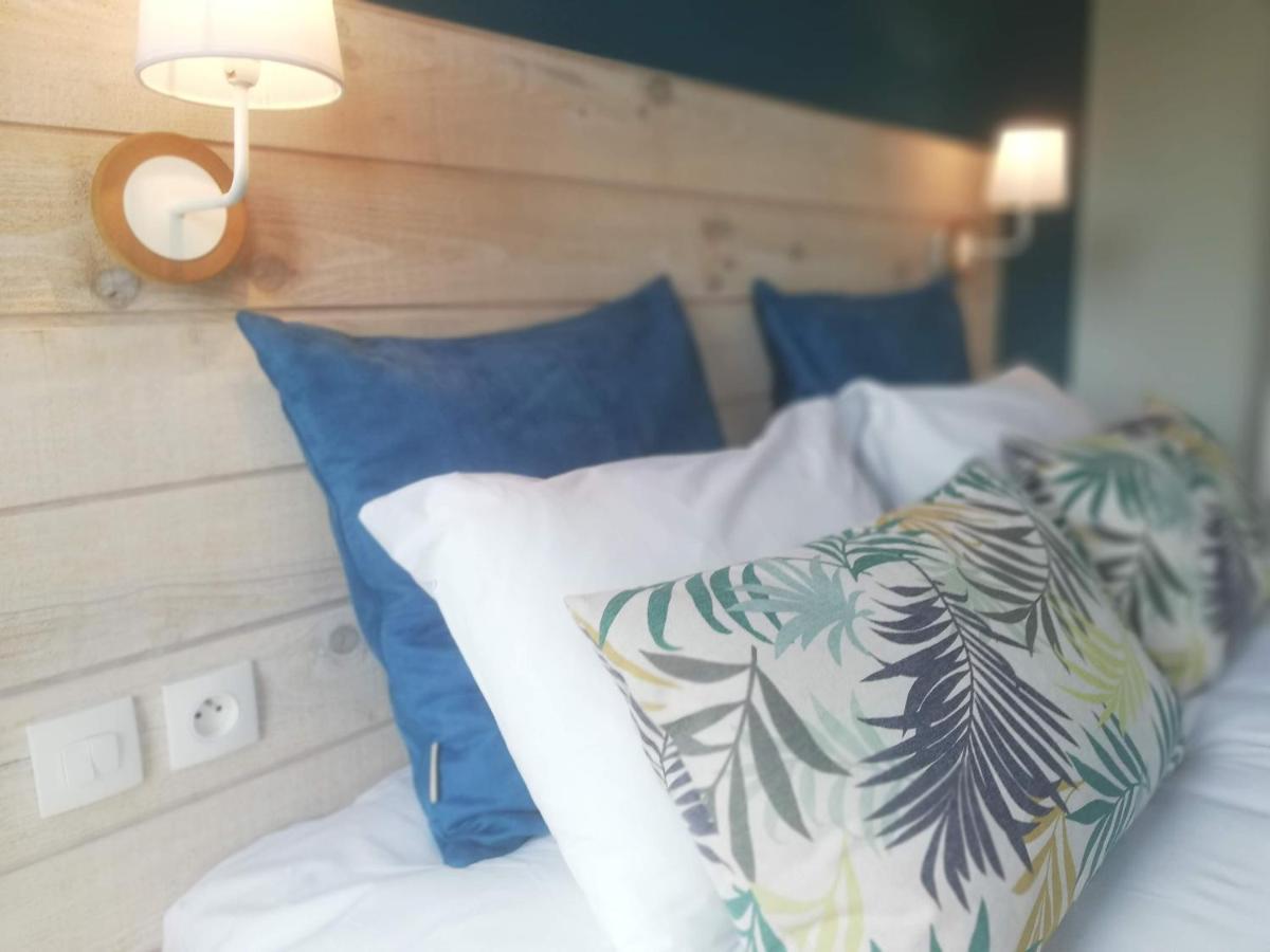 Logis Hotel Restaurant L'Oree Des Bois La Breille-les-Pins Екстериор снимка